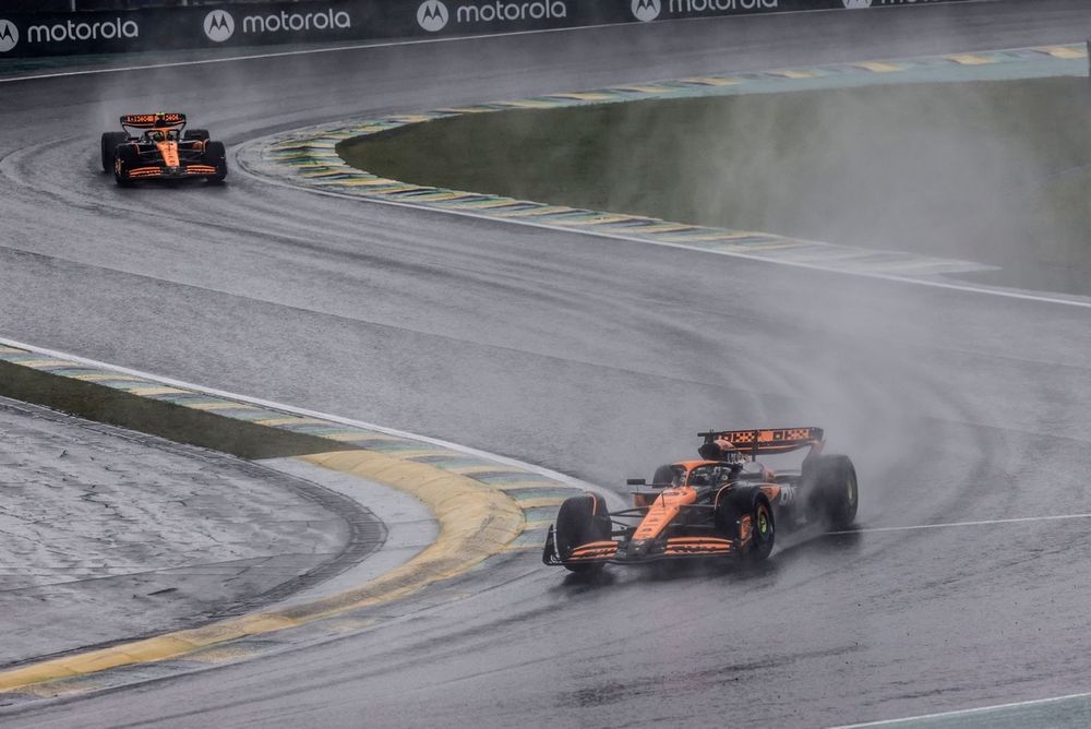 Oscar Piastri, McLaren MCL38, Lando Norris, McLaren MCL38