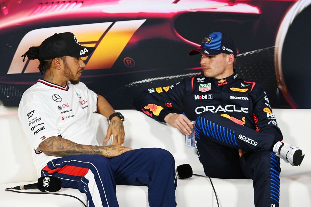 Sir Lewis Hamilton, da Mercedes-AMG F1 Team, 2&ordm; colocado, e Max Verstappen, da Red Bull Racing, 1&ordm; colocado, falam na coletiva de imprensa da Sprint Race