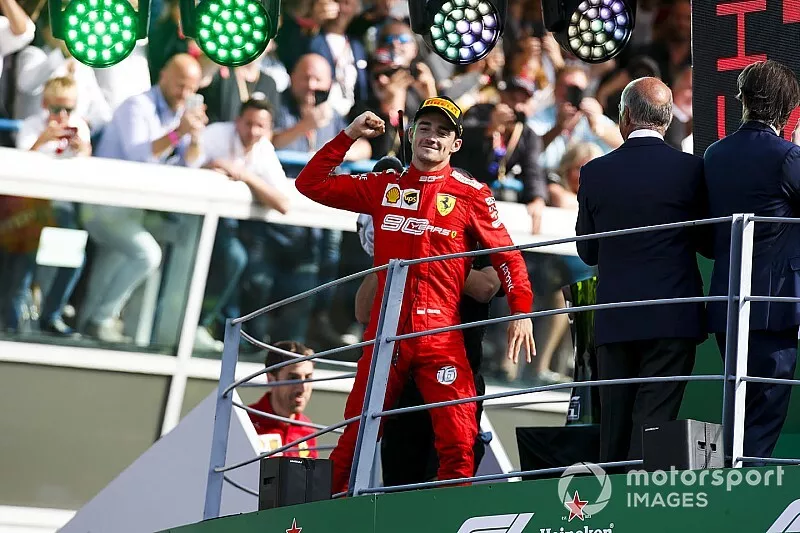 Le vainqueur Charles Leclerc, Ferrari, f&ecirc;te sa victoire sur le podium