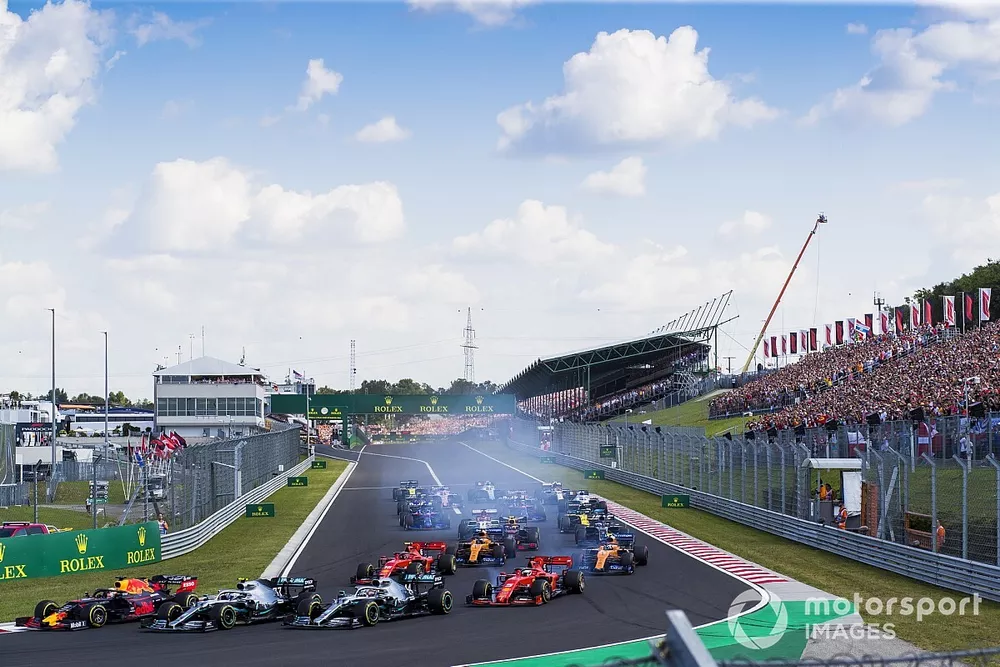 Max Verstappen, Red Bull Racing RB15, Max Verstappen, Red Bull Racing RB15, devant Lewis Hamilton, Mercedes AMG F1 W10, Valtteri Bottas, Mercedes AMG W10, Charles Leclerc, Ferrari SF90, Carlos Sainz Jr., McLaren MCL34, Sebastian Vettel, Ferrari SF90, et le reste du peloton au départ