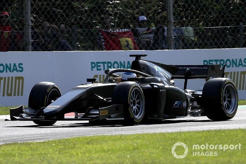 Jean Alesi prueba los nuevos neumáticos Pirelli de 18 pulgadas para las próximas temporada de F2