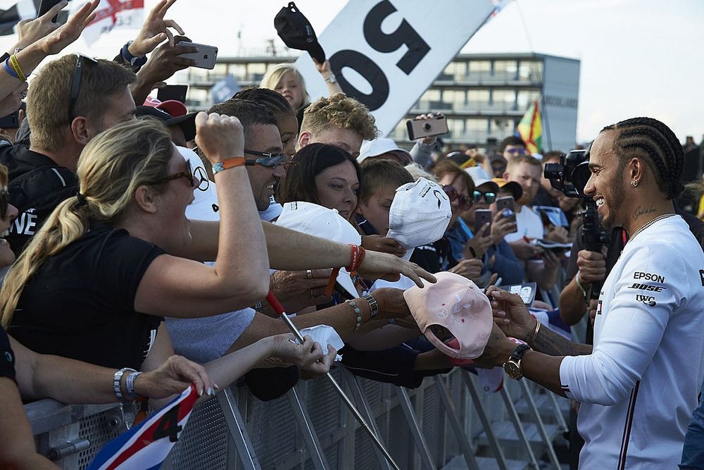 Lewis Hamilton, Mercedes AMG F1, firma aut&oacute;grafos