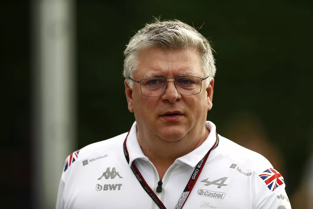 Otmar Szafnauer, director del equipo Alpine F1, llega a la pista