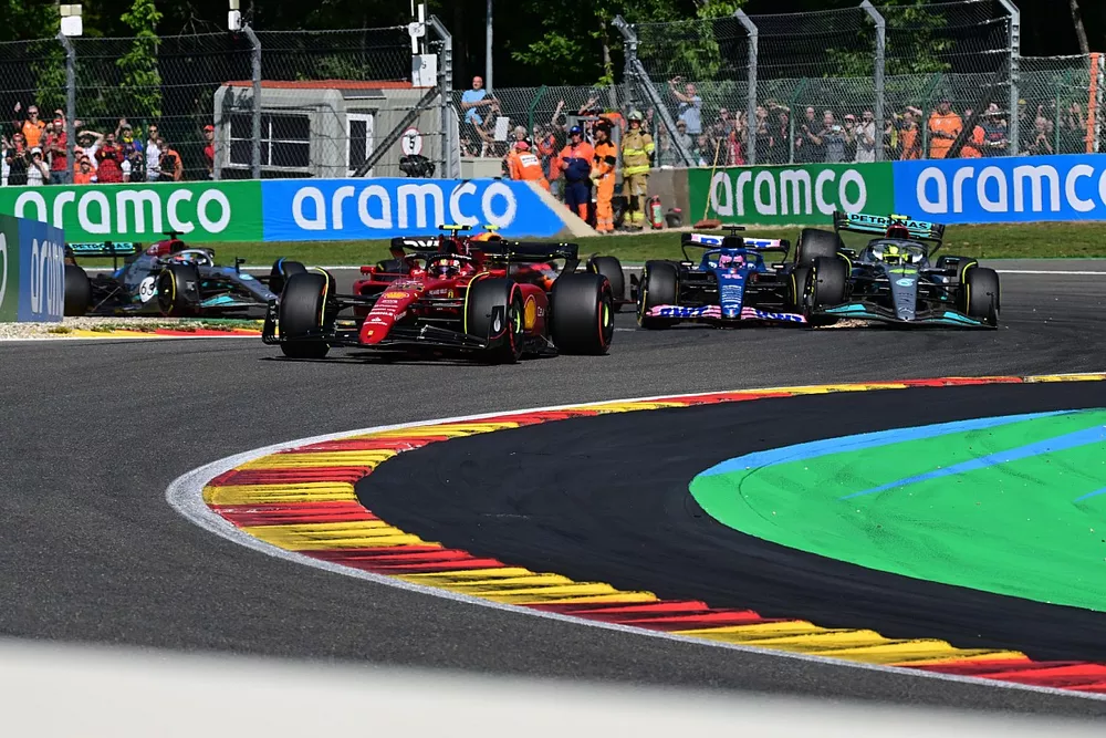 Carlos Sainz, Ferrari F1-75, as Lewis Hamilton, Mercedes W13, Fernando Alonso, Alpine A522, make contact