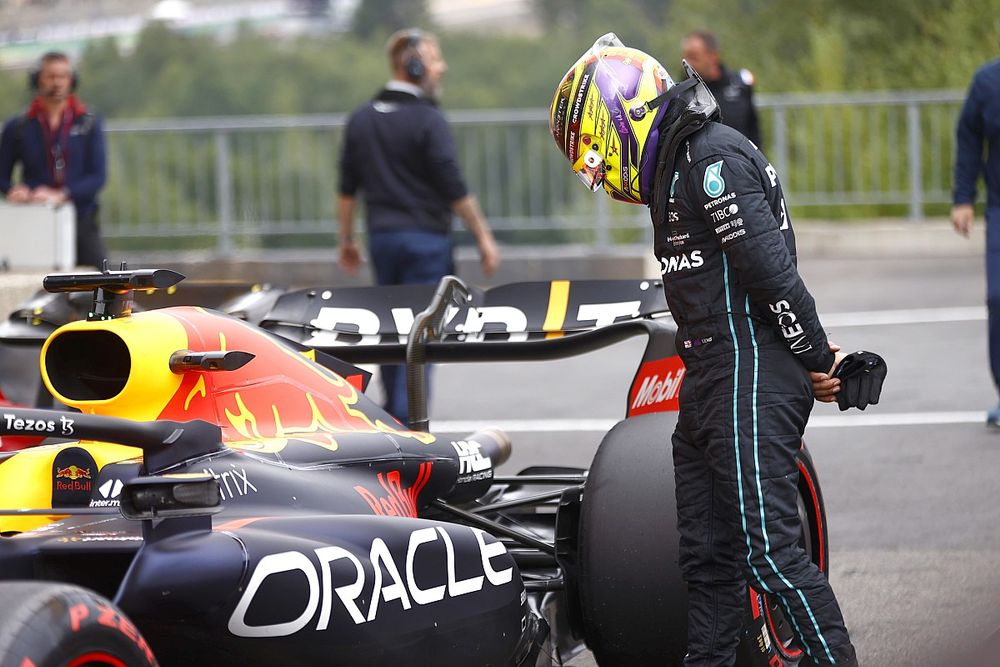 Lewis Hamilton, Mercedes-AMG, inspecciona el coche del hombre de la pole, Max Verstappen, Red Bull Racing RB18, en el Parc Ferme