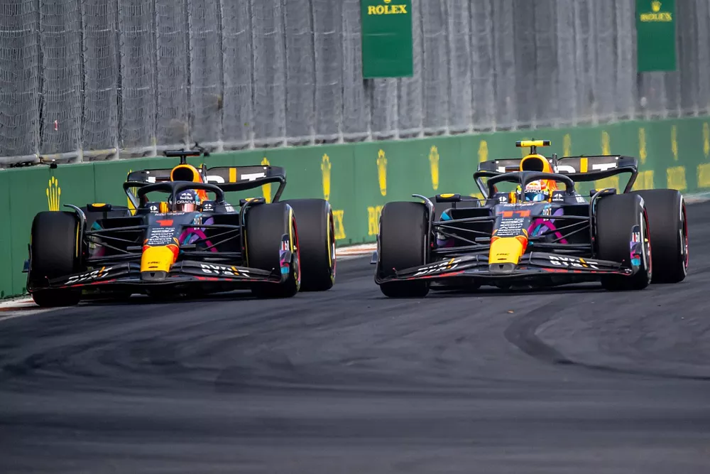 Sergio P&eacute;rez, Red Bull Racing RB19, lucha con Max Verstappen, Red Bull Racing RB19, por el liderato de la carrera.