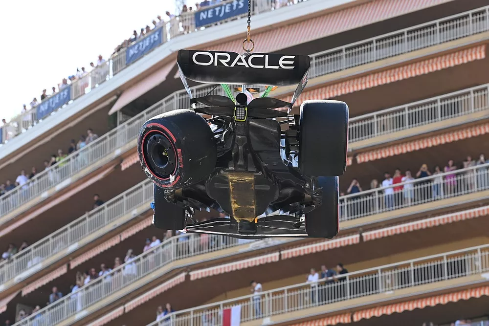 La Red Bull Racing RB19 de Sergio Perez transportée hors du circuit par une grue