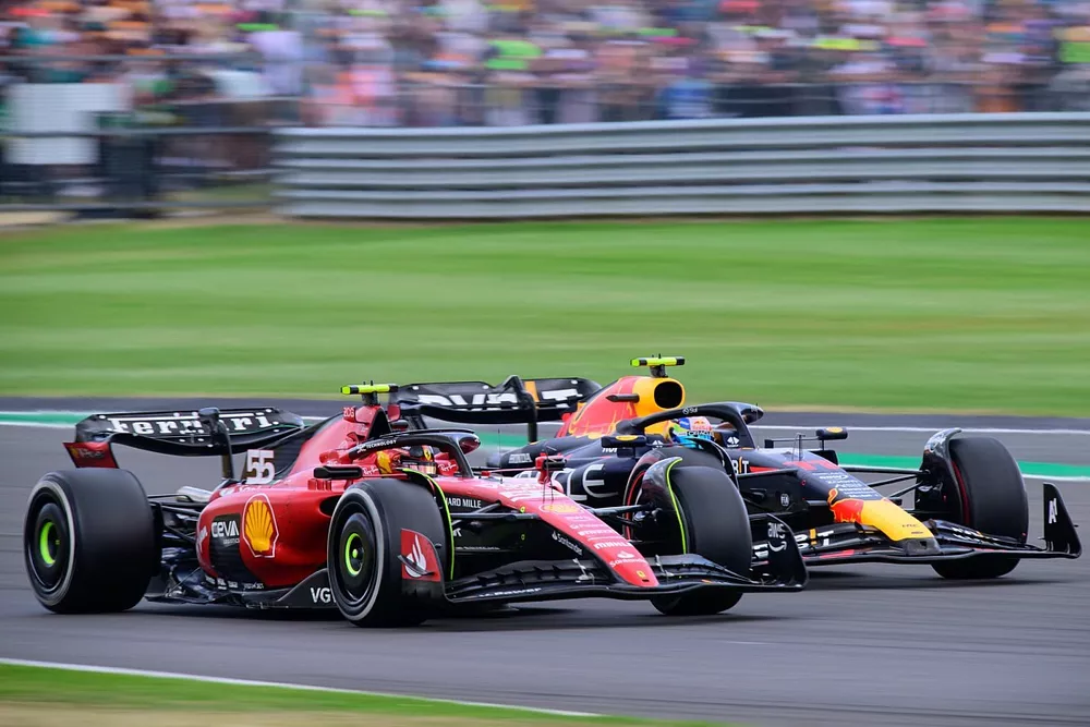 Carlos Sainz, Ferrari SF-23, Sergio Perez, Red Bull Racing RB19
