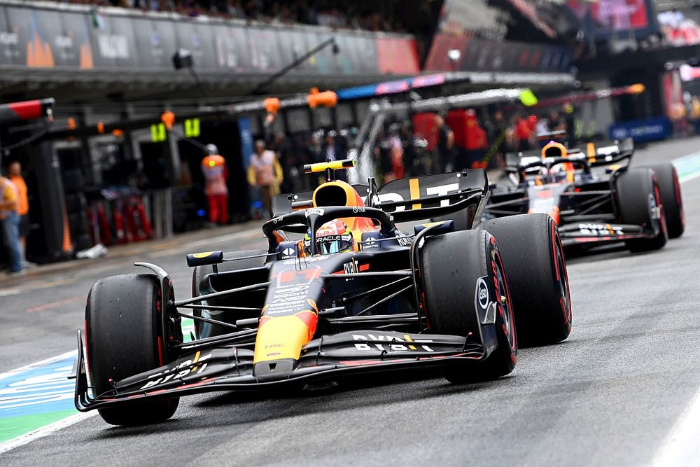 Sergio P&eacute;rez, Red Bull Racing RB19, Max Verstappen, Red Bull Racing RB19, en boxes.