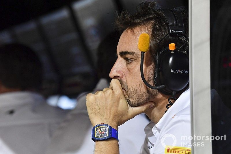 Fernando Alonso en el muro de McLaren