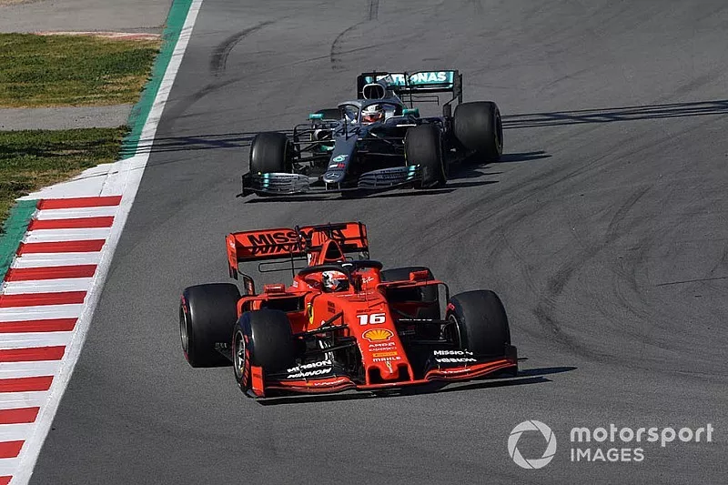Charles Leclerc, Ferrari SF90 devant Lewis Hamilton, Mercedes-AMG F1 W10