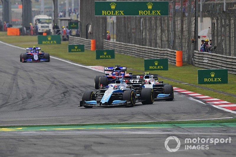 George Russell, Williams Racing FW42, leads Robert Kubica, Williams FW42, Daniil Kvyat, Toro Rosso STR14, and Alexander Albon, Toro Rosso STR14, on the opening lap