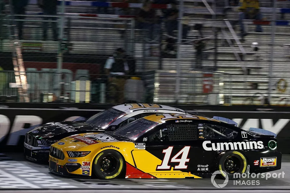 Clint Bowyer, Stewart-Haas Racing, Ford Mustang Rush Truck Centers/Cummins, Aric Almirola, Stewart-Haas Racing, Ford Mustang Smithfield