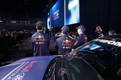 Nehezen megmagyarázható, mit keresett ez a kocsi a Red Bull F1-es bemutatóján