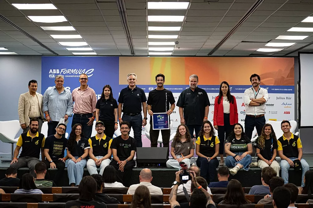 Lucas di Grassi, executivos e os estudantes de engenharia