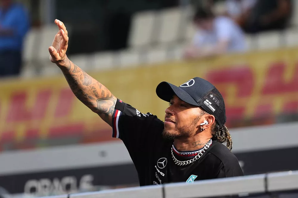 Lewis Hamilton, Mercedes AMG, saluda en el desfile de pilotos