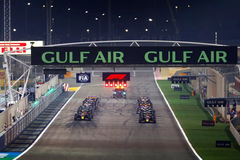Max Verstappen, Red Bull Racing RB19, Sergio Perez, Red Bull Racing RB19, bereiden zich voor om het veld weg te leiden bij de start.