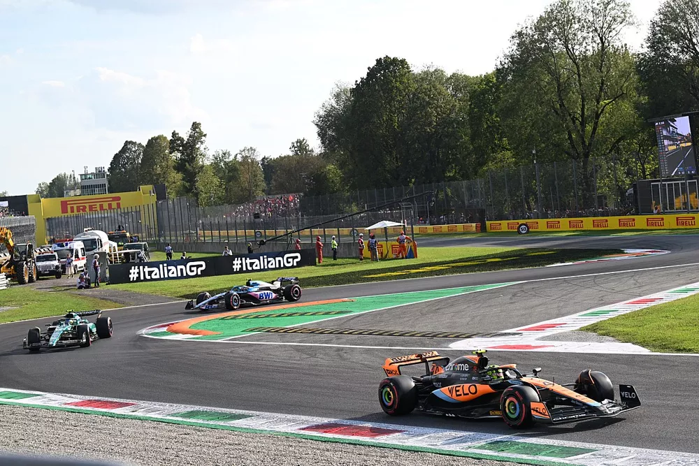 Lando Norris, McLaren MCL60, Fernando Alonso, Aston Martin AMR23, Pierre Gasly, Alpine A523