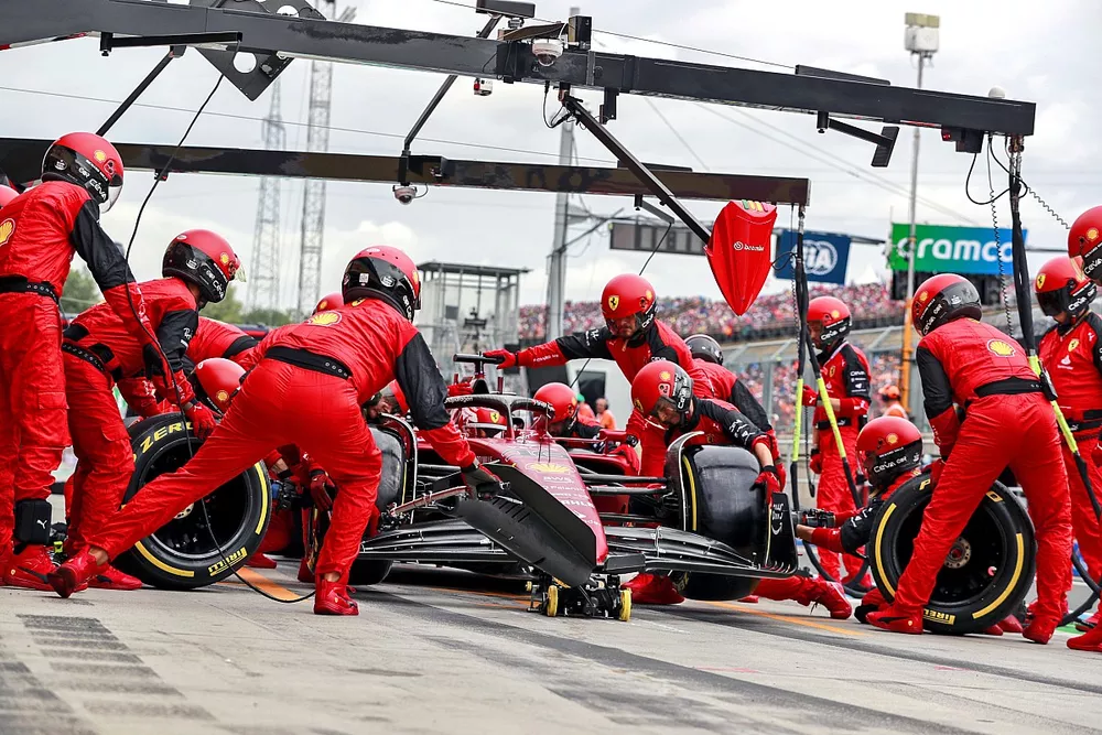 Charles Leclerc, Ferrari F1-75, pit stop