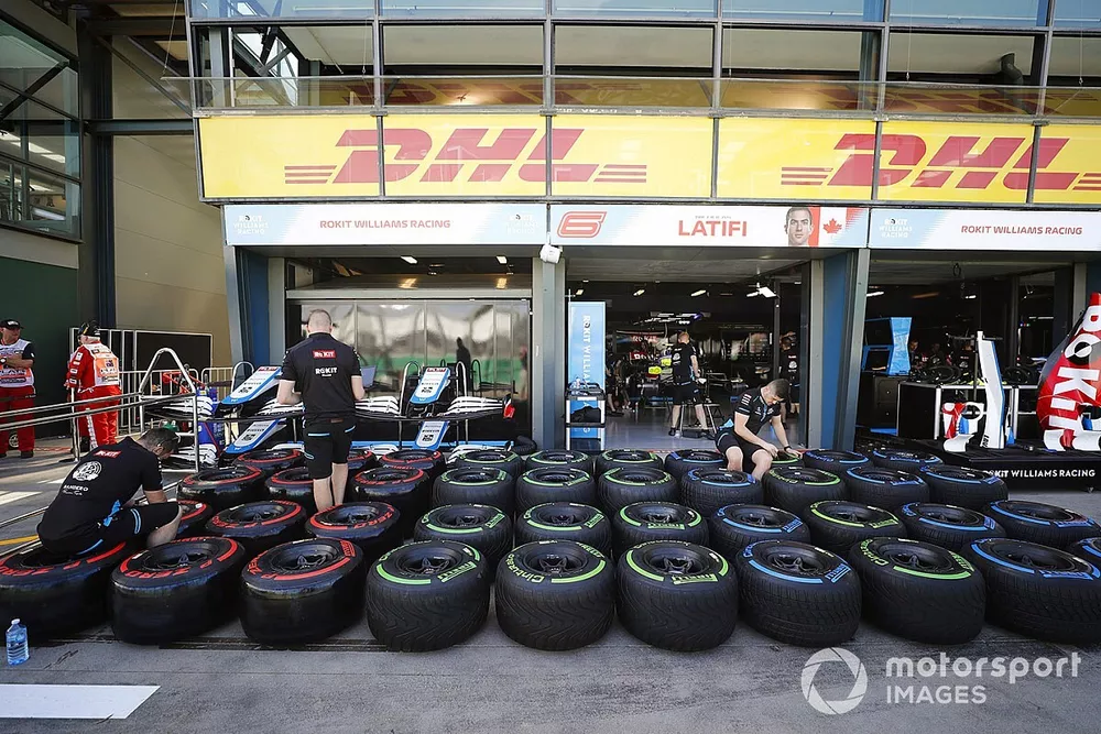 El equipo Williams prepara los neum&aacute;ticos Pirelli