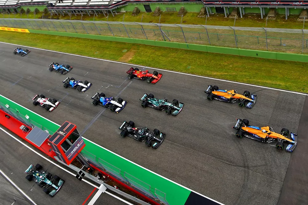 Daniel Ricciardo, McLaren MCL35M, Lando Norris, McLaren MCL35M, Lance Stroll, Aston Martin AMR21, Valtteri Bottas, Mercedes W12, George Russell, Williams FW43B, Carlos Sainz Jr., Ferrari SF21, en de rest van het veld