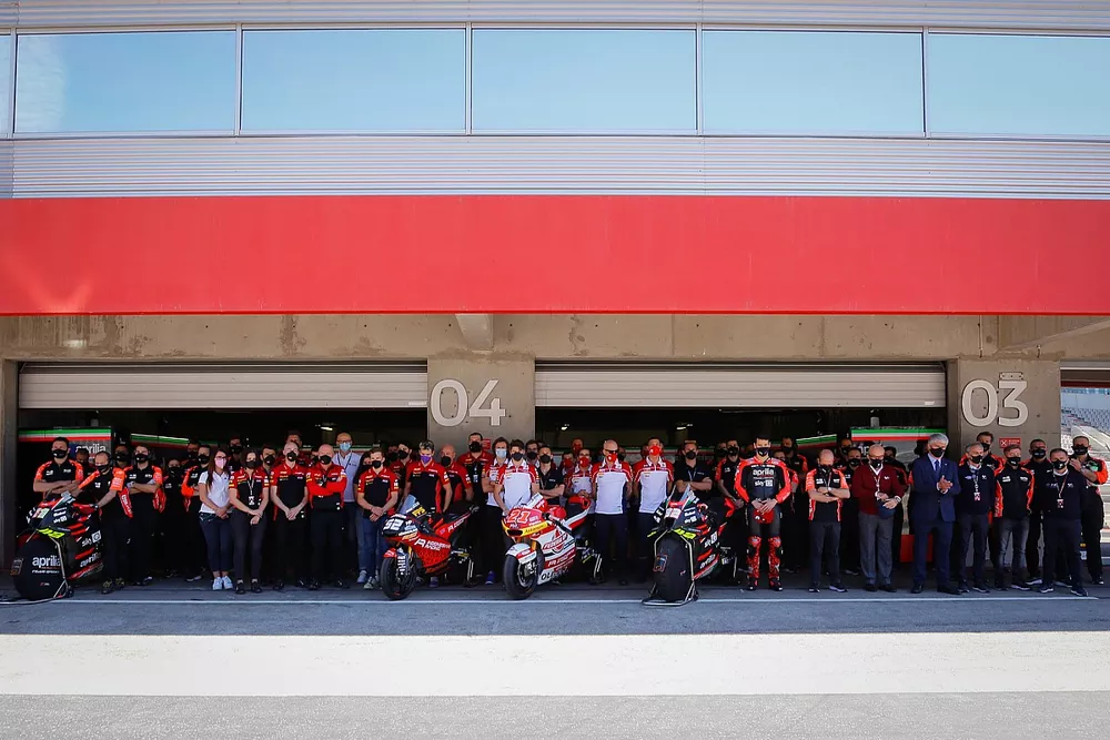 Minute de silence en m&eacute;moire de Fausto Gresini