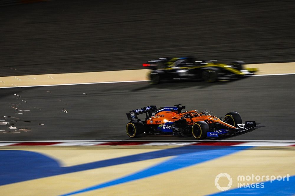 Carlos Sainz Jr., McLaren MCL35, Daniel Ricciardo, Renault F1 Team R.S.20