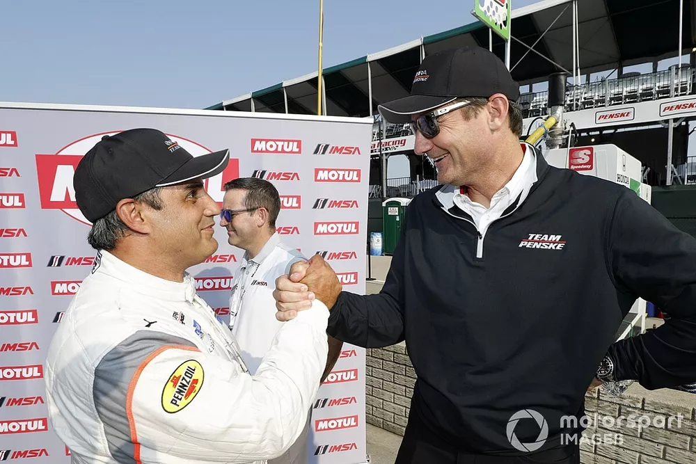 Motul Pole Award winner #6 Acura Team Penske Acura DPi, DPi: Juan Pablo Montoya with Tim Cindric