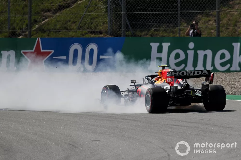 Sergio P&eacute;rez, Red Bull Racing RB16B hace un trompo durante la clasificaci&oacute;n