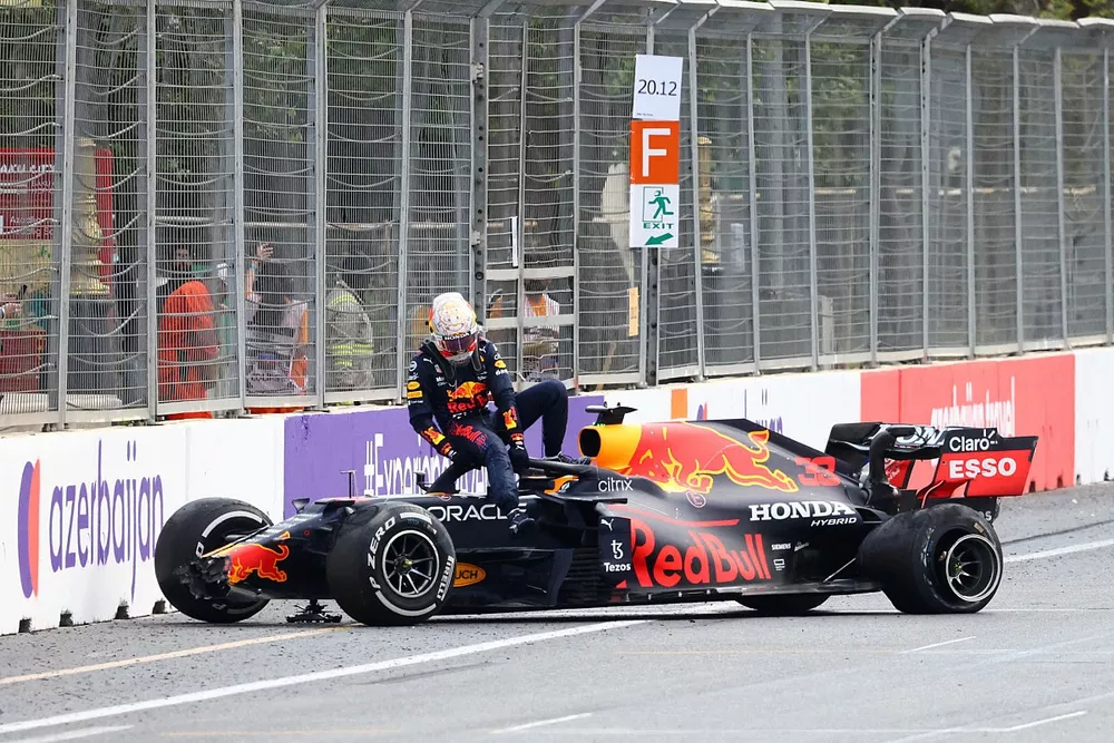 Max Verstappen, Red Bull Racing, klimt uit de auto na een crash