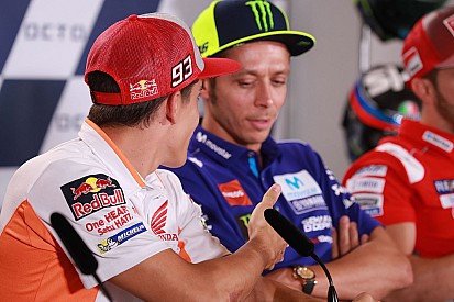 Valentino rifiuta la stretta di mano di Marquez: "Non ce n'è bisogno, non c'è problema"