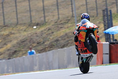 Moto2 Ceko: Duel sengit, Oliveira taklukkan Marini