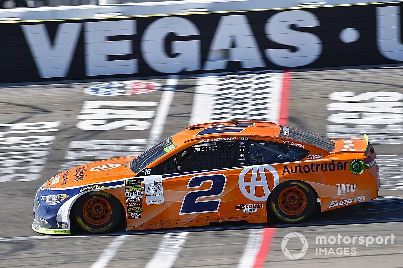 Terza vittoria consecutiva per Brad Keselowski in una prima dei playoff piuttosto caotica