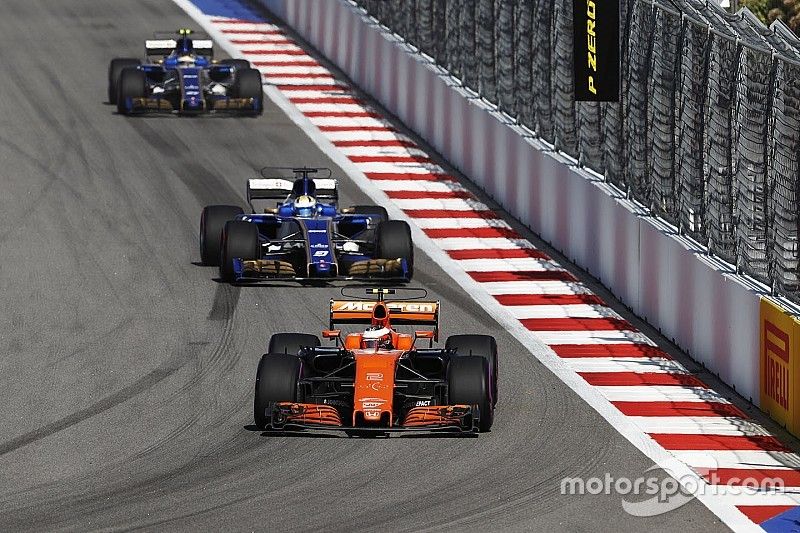 Stoffel Vandoorne, McLaren MCL32; Marcus Ericsson, Sauber C36; Pascal Wehrlein, Sauber C36