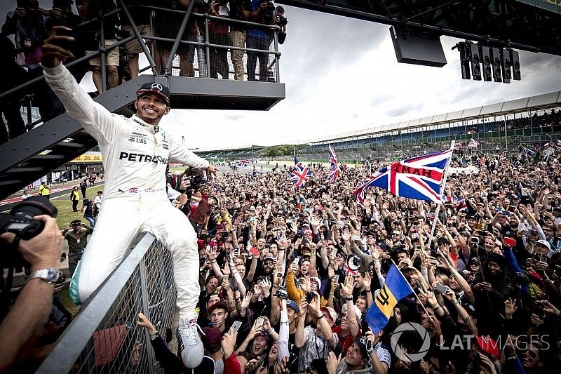El ganador Lewis Hamilton, Mercedes AMG F1 con los fans