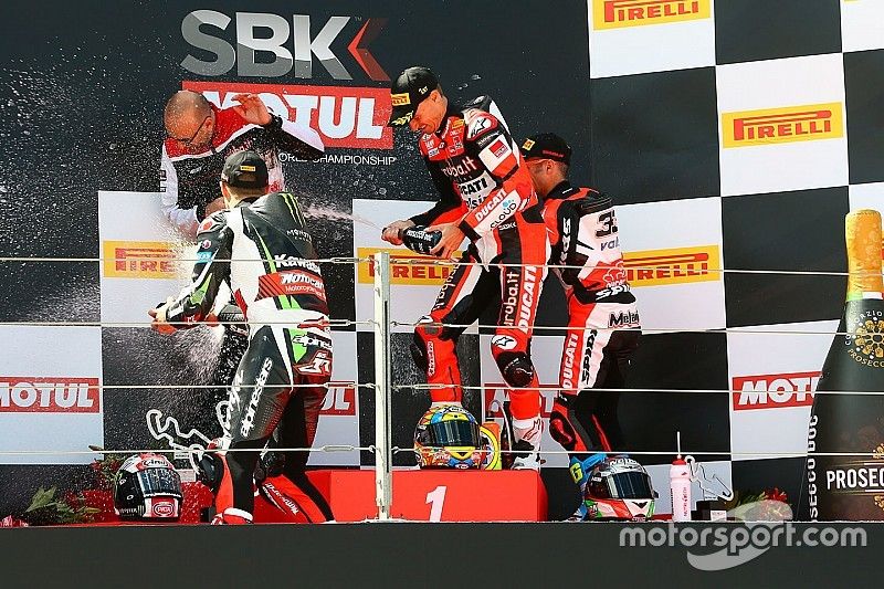 Podium: ganador de la carrera Chaz Davies, Ducati Team, segundo clasificado Jonathan Rea, Kawasaki R