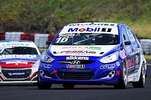 Primera victoria de Pom&eacute;s en el Superturismo