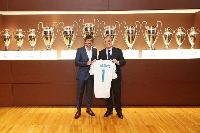 Fernando Alonso posa junto a Florentino Pérez, presidente del Real Madrid