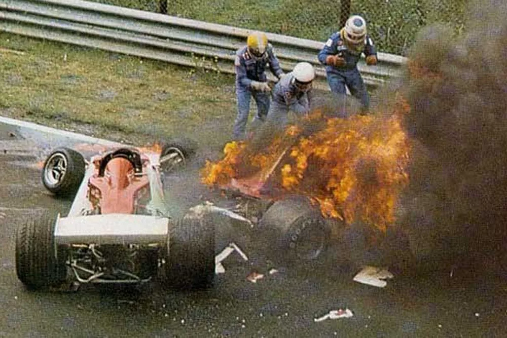 Niki Lauda, Ferrari 312T2 en llamas tras estrellarse cerca de la curva de Bergwerk