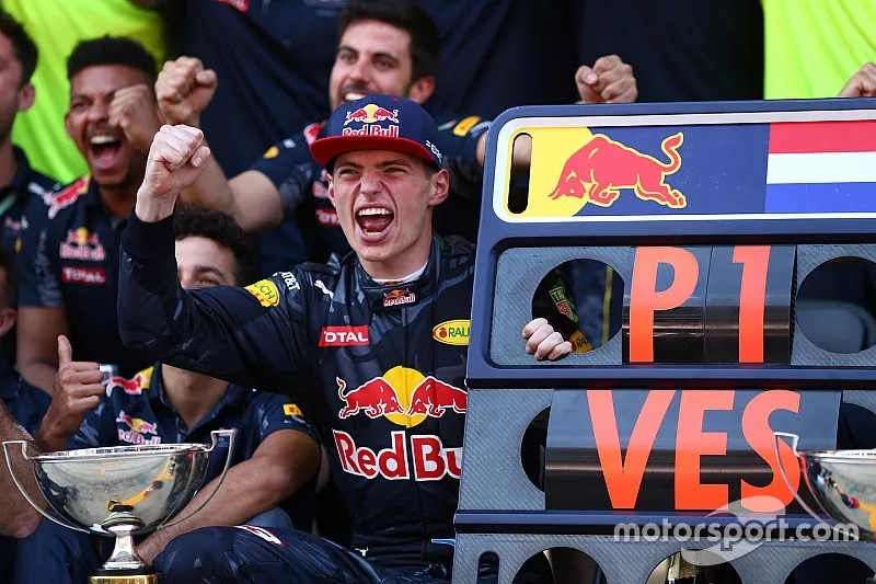 Winnaar Max Verstappen, Red Bull Racing viert met het team