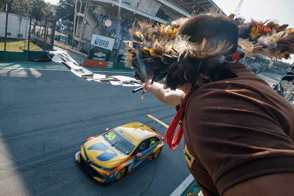 Celso Suru&iacute; d&aacute; bandeirada em Interlagos