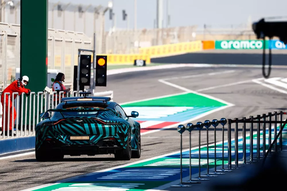 Le Safety Car Aston Martin Vantage &agrave; la sortie des stands