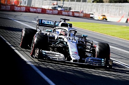 Hamilton blijft bovenaan in derde training Australië, negende tijd Verstappen