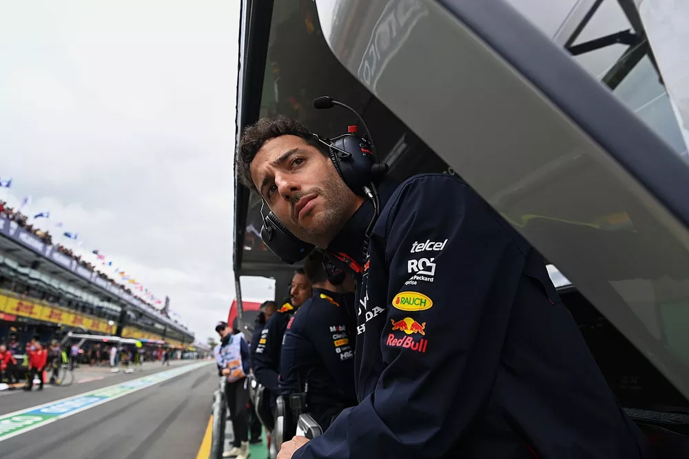 Daniel Ricciardo, en el muro de boxes de Red Bull