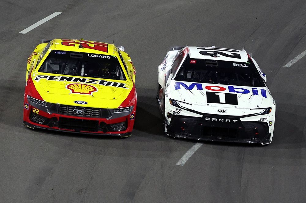 Joey Logano, Team Penske Ford; Christopher Bell, Joe Gibbs Racing Toyota