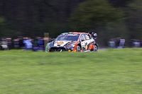 Niezadowolony Neuville prowadzi