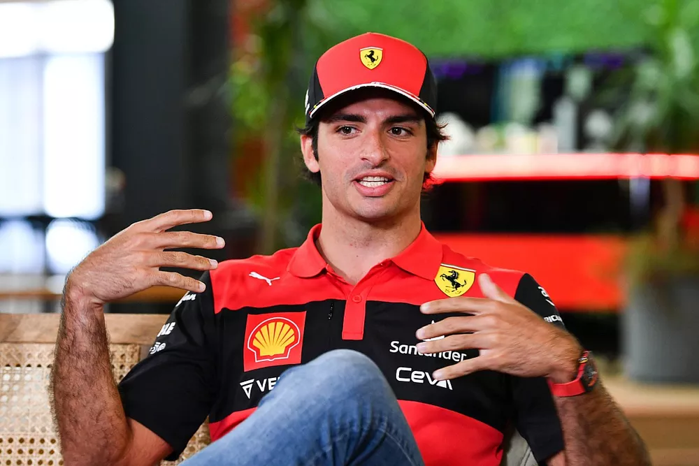 Carlos Sainz Jr., Ferrari durante una entrevista 