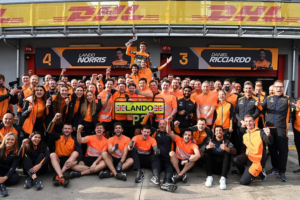 Le troisi&egrave;me Lando Norris, McLaren, f&ecirc;te avec son &eacute;quipe
