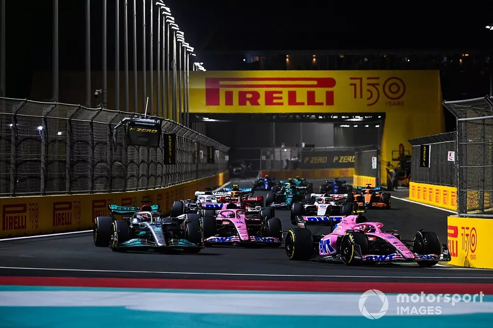 Esteban Ocon, Alpine A522, George Russell, Mercedes W13, Fernando Alonso, Alpine A522, the remainder of the field
