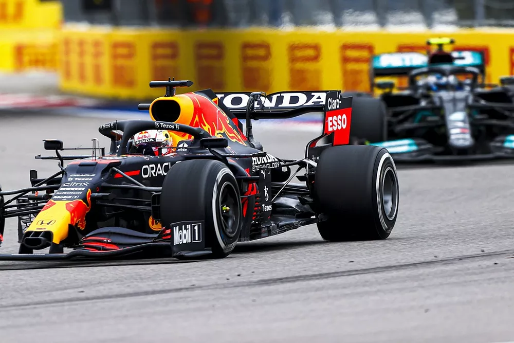 Max Verstappen, Red Bull Racing RB16B, Valtteri Bottas, Mercedes W12